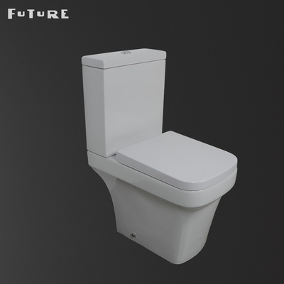 Gravidade que nivela o WC acoplado próximo do armário de água